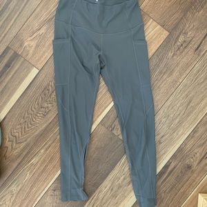 Gray cropped leggings with pockets and mesh bottom